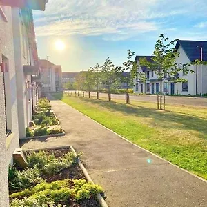 3 Bed House With Parking Near Airport Holiday home Edinburgh